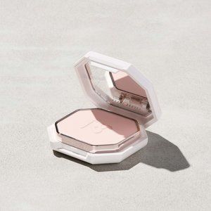 REPOST - FENTY Beauty - PRO FILT'R SOFT MATTE POWDER FOUNDATION - Shade #100